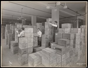 Vy över män i expeditionsrummet hos Parke, Davis och Co, kemister, Hudson och Vestry Streets, New York, 1910 (silvergelatintryck) av Byron Company