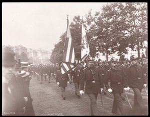 Utsikt över det antika artilleriet i Boston som marscherar i en parad i London, England, 1897 (silvergelatintryck)