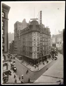 Utsikt över Grand Hotel ay 31st Street och Broadway, New York, ca 1914 (silvergelatintryck) av Byron Company