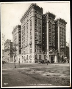 Utsikt över Hotel Majestic på 72nd Street från andra sidan Central Park West, New York, 1920 (silvergelatintryck) av Byron Company
