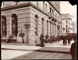 Utsikt över Waldorf Astoria Hotel och J. J. Astors bostad längs 5th Avenue på 33rd and 34th Street, New York, 1895 (silvergelatintryck)