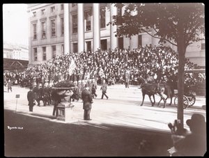 Utsikt över folkmassan på trappan till Brooklyn Borough Hall under Brooklyn Police Parade, 1897 (silvergelatintryck) av Byron Company