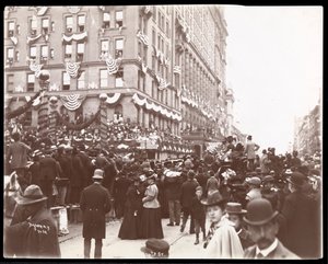 Utsikt över folkmassorna nära Waldorf Astoria Hotel på 34th Street under Dewey Parade på Fifth Avenue, New York, 1899 (silvergelatintryck)
