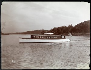 Utsikt över yachten Delicia of the New York Yacht, Launch und Engine Co. på Hudson River nära Morris Heights, New York, 1903 (silvergelatintryck) av Byron Company