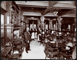 Servitörer på ett kafé på Hotel Delmonico, 1902 (silvergelatintryck) av Byron Company