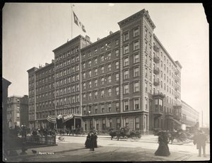 Windsor Hotel på 5th Avenue från 46th till 47th Streets, New York, 1898 (silvergelatintryck) av Byron Company