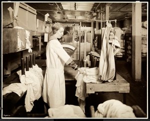 Kvinnor som märker tvättpåsar på Carolyn Laundry på 111 east 128th Street, East Harlem, New York, 1928 (silvergelatintryck)
