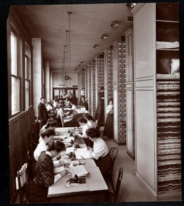 Kvinnor som arbetar i ett arkivrum, under manlig övervakning, på Metropolitan Life Insurance Co. på 23rd Street och Madison Avenue, New York, 1907 (silvergelatintryck) av Byron Company