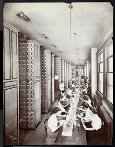 Kvinnor som arbetar i ett arkivrum, under manlig övervakning, på Metropolitan Life Insurance Co. på 23rd Street och Madison Avenue, 1907 (silvergelatintryck)