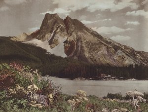 Mount Burgess and Emerald Lake Chalet (färgfoto)
