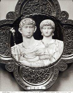 Kaméo föreställande kejsar Honorius (395-423) och hans hustru Maria (elfenben och metall) (se även 189591) av Byzantine