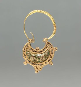Halvmåneformad örhänge av Byzantine