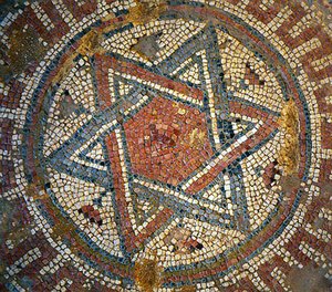 Detalj från ett mosaikgolv som visar Davidsstjärnan från en bysantinsk kyrka i Shiloh, Västbanken, 300-talet e.Kr. (mosaik)