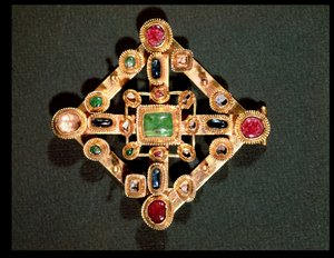 Brosch i form av ett grekiskt kors (guld & ädelstenar) av Byzantine School