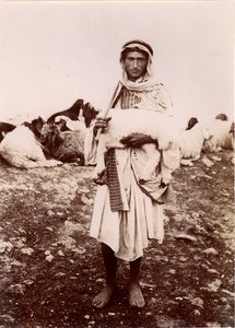 En herdepojke som bär ett lamm, ca 1894-1914 av C.A. Hornstein