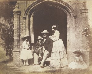 Familjegruppsporträtt poserad i dörröppningen, sent 1840-tal.