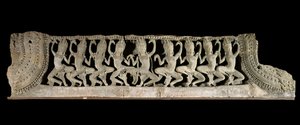 Arts of Khmer (Fjärran Östern). Nedre frontonregister: nio dansande apsaror. Lågrelief i gres, sent 1100-tal - början av 1200-talet. Bayon stil. från Kambodja, Bayon-templet. Paris, Musee Guimet - Musee national des Arts Asian.