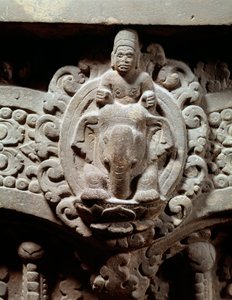 Khmerkonst: "" Guden Indra i centrum på Airavana och Marut, stormens och vindens gudar""" Stenöverliggare i stil med Sambor Prei Kuk (600-650). från Kambodja. Paris, Guimet-museet, Nationalmuseet för asiatisk konst