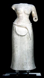 Kvinnlig gudomlighet från bakningstemplet, Roluos, Kambodja, 400-9000 (sandsten)