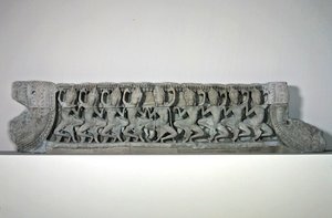 Pediment som visar nio dansande asparer, sent 1100-tidigt 1200-tal, från Bayon, Angkor Thom (sandsten)