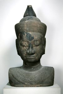 Dekorerad byst av Buddha; 15-16:e venturet (sandsten)