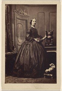 [Oidentifierad kvinna som håller i en bok, stående] av Camille Silvy