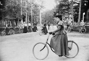 Hannah Maynard och andra cyklar i Beacon Hill Park, Victoria, ca 1895