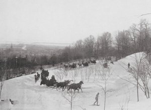 Tandemklubb körning på berget (svartvitt foto)