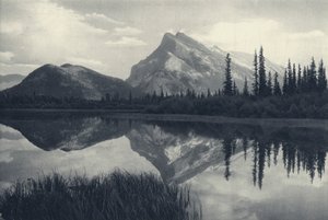 De kanadensiska Klippiga bergen: Mount Rundle, Banff och Vermillion Lakes (svartvitt foto) av Canadian Photographer
