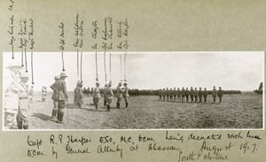 General Allenby dekorerar kapten Harper med D.C.M. vid en ceremoni i Abassan, södra Palestina, augusti 1917 av Capt. Arthur Rhodes