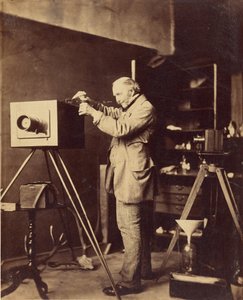[Självporträtt vid framställning av en kollodiumplatta] av Capt. Horatio Ross