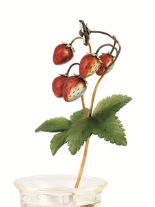 Studie av vilda SStrawberries, St. Petersburg, ca 1900 (guldmonterad emalj, nefrit och bergskristall)