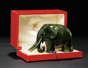 En juvelförsedd nefritmodell av en elefant, med diamantinsatta ögon, ca 1900
