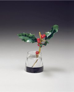 Holly spray i en avsmalnande vas, ca 1890 av Carl Fabergé