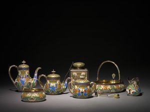 Varmvattenkanna, täckt sockerskål, tekaddy, tekanna, sockertång, citrongaffel, sockerkorg, kakkorg, gräddkanna, tesil och sockersikt, före 1896 och 1896-1906 av Carl Fabergé
