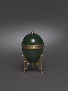 Jadeägg med stativ, efter 1900