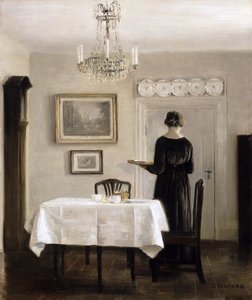 Interiör med Lady Carrying Tray, ca 1905 av Carl Holsoe