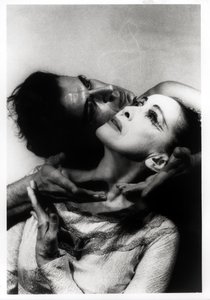 Martha Graham (1894-1991) och Bertram Ross (1920-2003) i "Visionary Recital", 27 juni 1961 (silvergelatintryck)