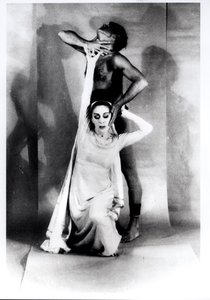Martha Graham (1894-1991) och Bertram Ross (1920-2003) i "Visionary Recital", 27 juni 1961 (silvergelatintryck)