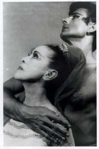 Martha Graham (1894-1991) och Bertram Ross (1920-2003) i "Visionary Recital", 27 juni 1961 (silvergelatintryck)
