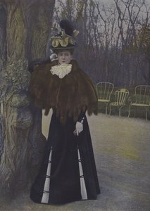 Kvinna i en park i Paris (färgfoto)