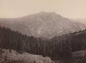 Davoncastle Butte, Sierra Nevada, ca. 1866-1870. av Carleton E. Watkins