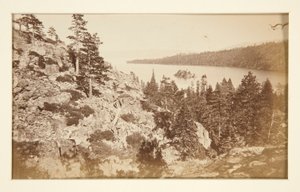 Fyra järnvägsscener och fyra utsikter över Lake Tahoe: Emerald Bay, Lake Tahoe av Carleton E. Watkins