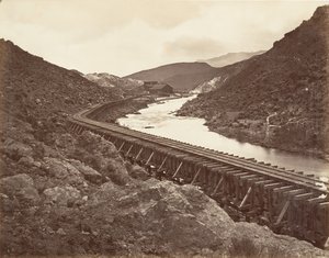 Eureka Quartz Mill and Flume, Nevada, 1875, tryckt ca. 1876. av Carleton Emmons Watkins