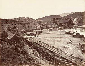 Eureka Quartz Mill and Flume, Nevada, 1875, tryckt ca. 1876. av Carleton Emmons Watkins
