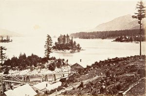 Islands in the Upper Cascades, Oregon, 1867, tryckt ca. 1876. av Carleton Emmons Watkins