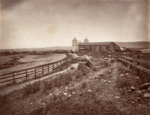 Santa Barbara and Mission Church, 1876, tryckt ca. 1876. av Carleton Emmons Watkins