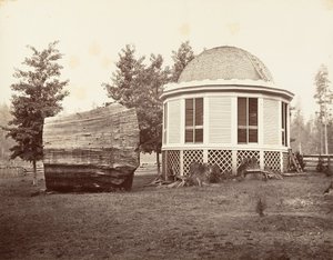 Huset över en stubbe av ett stort träd, 1865-66, tryckt ca. 1876. av Carleton Emmons Watkins