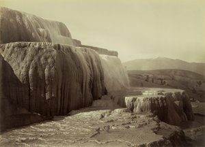 [Minervaterrasserna, Mammoth Hot Springs nationalpark] av Carleton Watkins