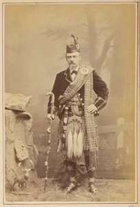Porträtt av en man i skotsk dräkt av Carleton Watkins